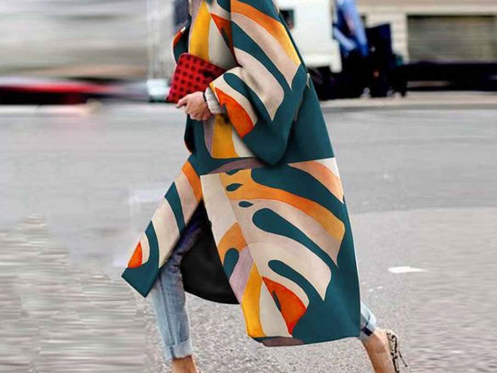 کت زمستانی زنانه با طرح ابسترکت معمولا رنگی طراحی می‌شود.