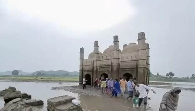 «معجزه» مسجدی که از زیر آب بیرون آمد!
