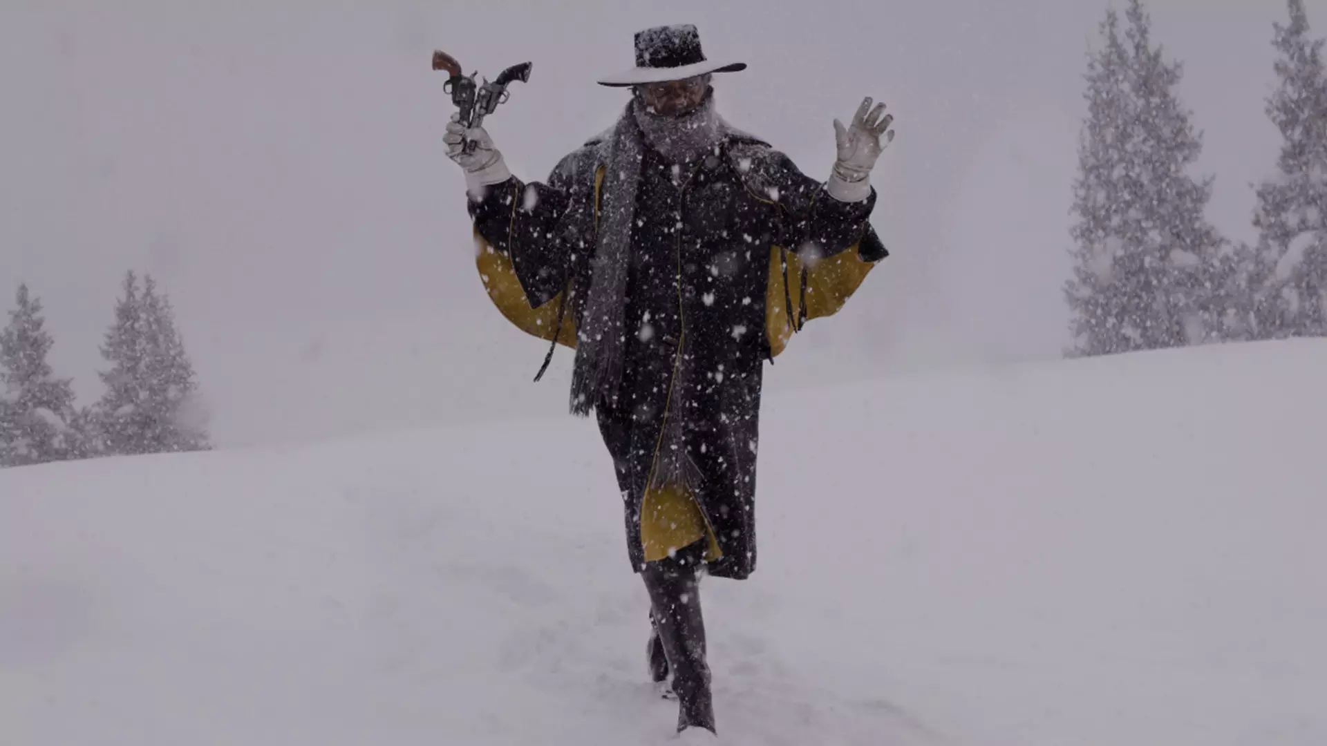 ساموئل در حال راه رفتن در برف در هشت نفرت انگیز