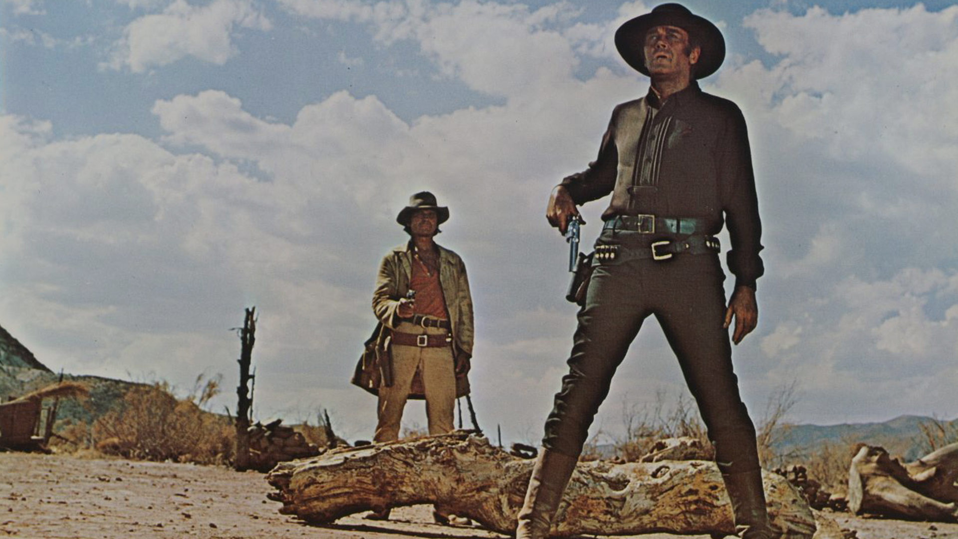 هنری در حال کشیدن اسلحه در فیلم  Once Upon A Time In The West