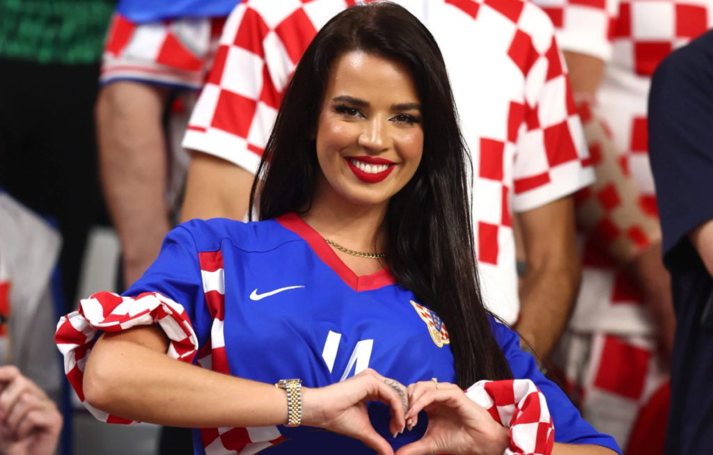 جذاب ترین زن هوادار جام جهانی قطر از پیام های خصوصی فوتبالیست ها می گوید