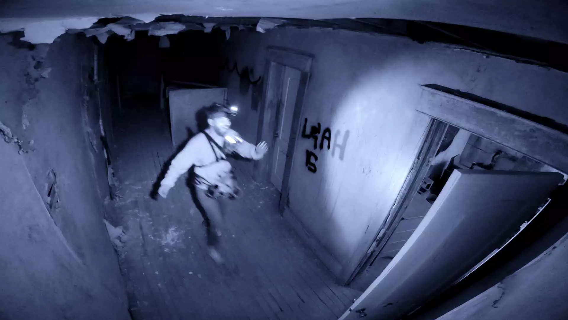 مردی در حال دویدن در خانه‌ای تسخیر شده در فیلم Deadstream