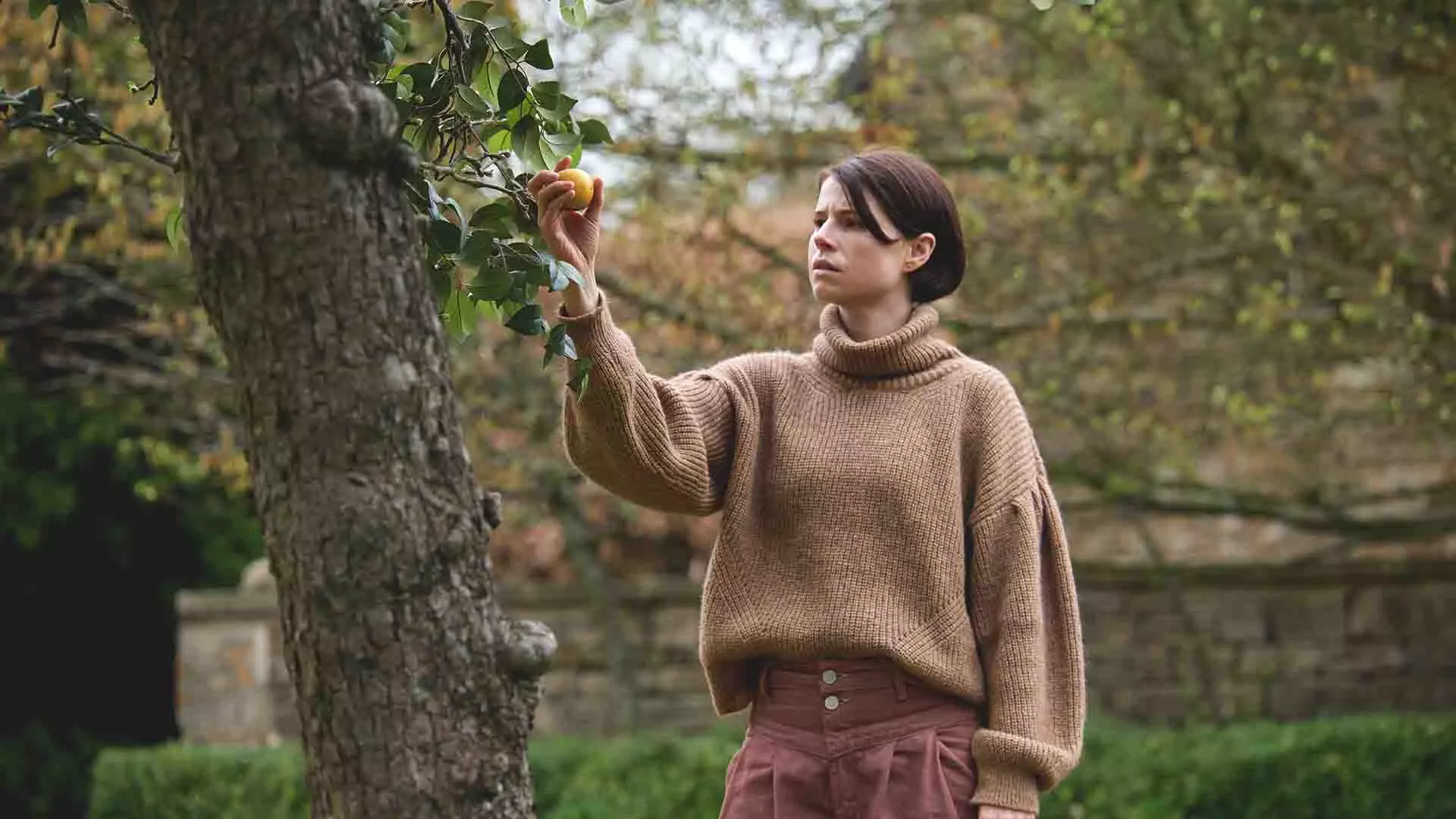 زنی در حال چیدن پرتقال از درخت در فیلم Men