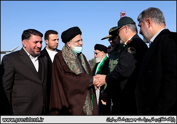 اهدای شال ترمه به رئیس جمهور در سفر به یزد + عکس