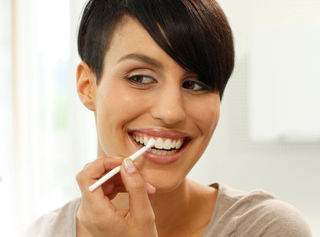لاک سفید کننده دندان چیست؟ نحوه استفاده و مزایا و معایب