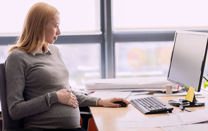 نحوه نشستن و ایستادن در بارداری؛ آموزش گام به گام
