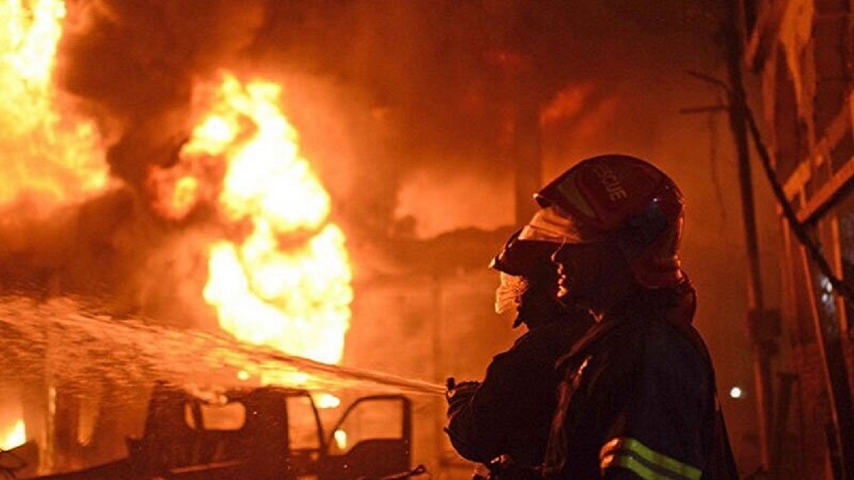 آتش سوزی یک کارگاه تولید چسب در قنوات قم [+ویدیو]