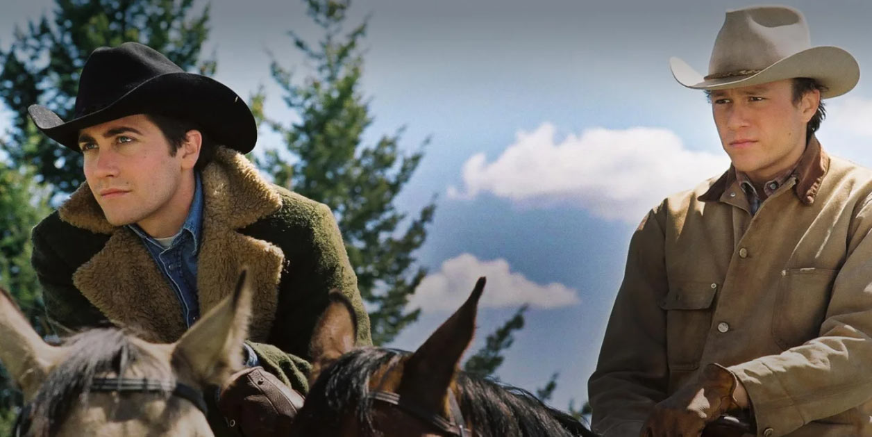 جیلنهال و هیث لجر در فیلم کوهستان بروکبک نشسته پشت اسب در لباس کابوی ها