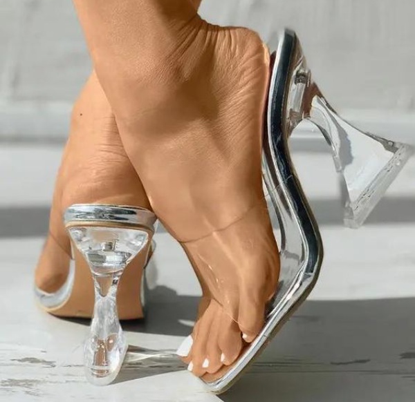 مدل کفش پاشنه بلند شیشه ای مناسب خانم های سخت پسند