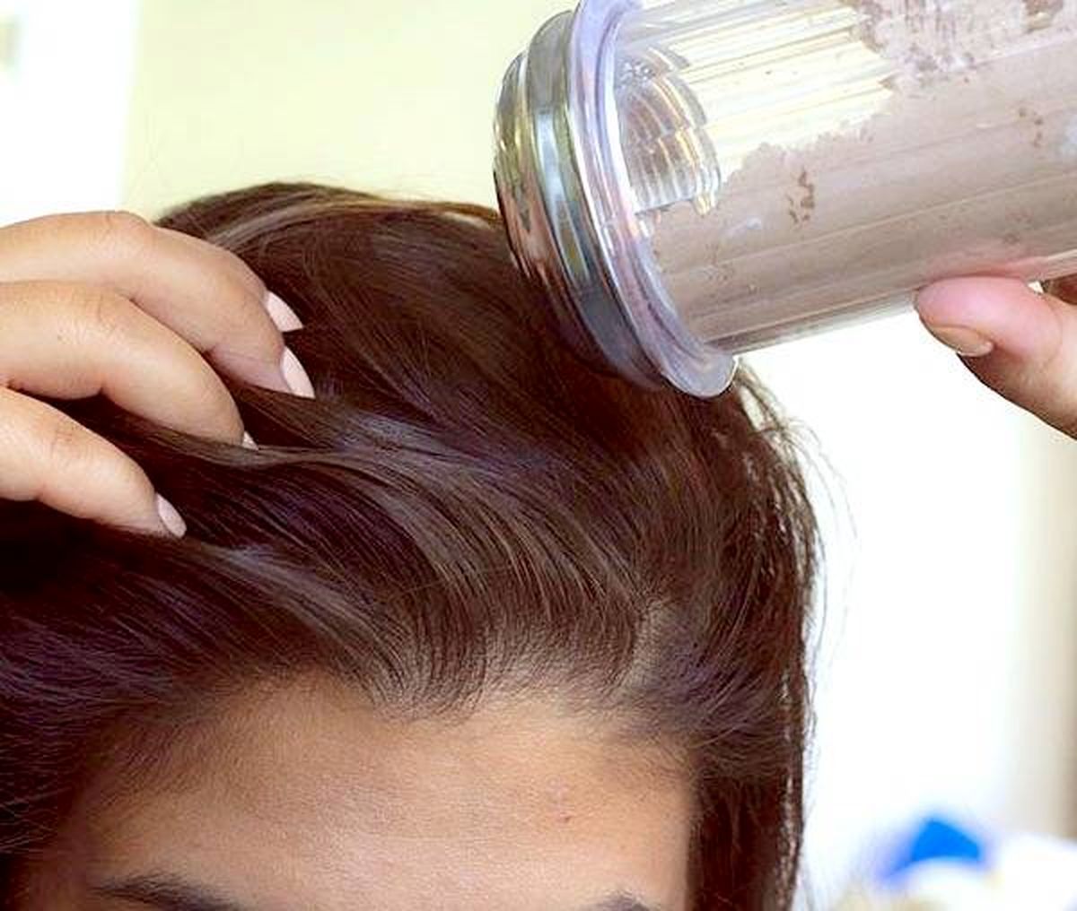ترفند کاربردی برای خانم هایی که موهاشون چربه |  خلاص شدن از دست موهای چرب تو چند ثانیه | آموزش ساخت شامپو خشک در منزل با مواد خونگی