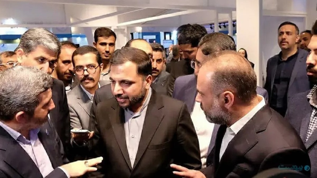 ربات خودرو خودران ایرانی با حضور وزیر ارتباطات در نمایشگاه الکامپ رونمایی شد