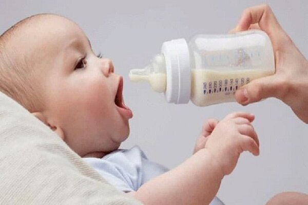 نوزاد از چه زمانی می تواند غذاهایی به جز شیر بخورد؟
