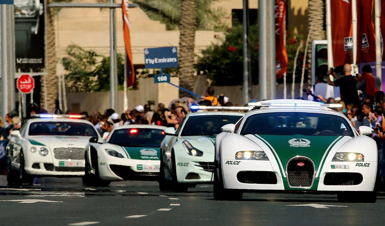 خودروهای عجیب پلیس در دبی / از بوگاتی و فراری تا آستون مارتین و لامبورگینی (+عکس)