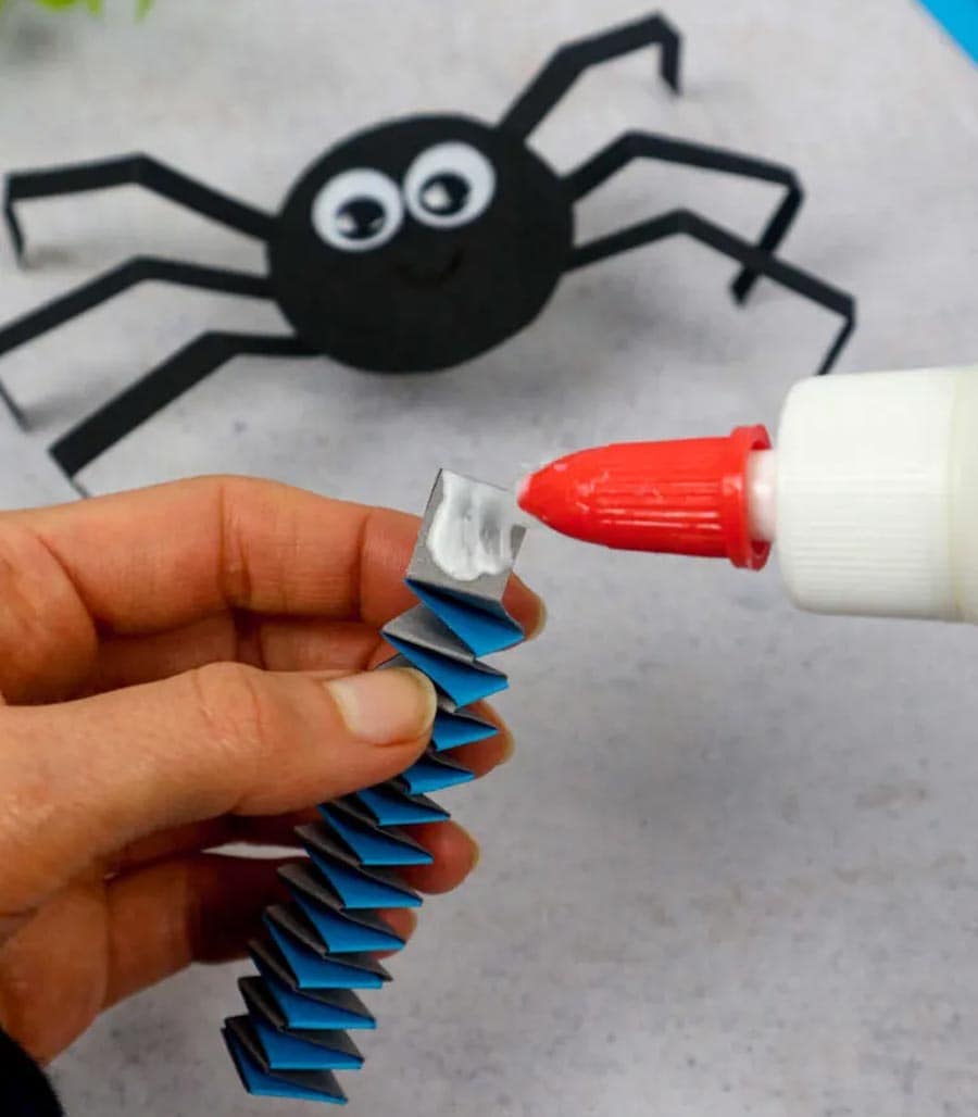 چسباندن فنر کاردستی عنکبوت با کاغذ