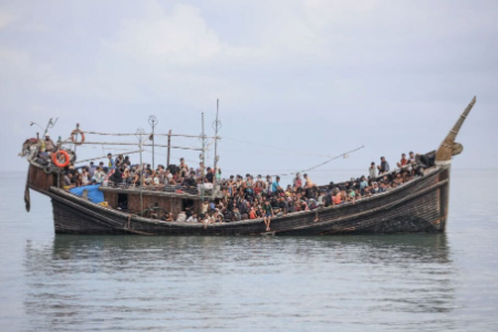 عکسهای جالب,عکسهای جذاب,قایق حامل پناهجویان روهینجایی (مسلمانان تحت سرکوب دولت میانمار) در بندر آچه اندونزی 