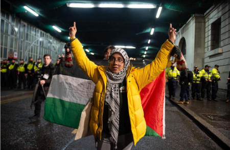 عکسهای جالب,عکسهای جذاب,برگزاری تظاهرات منظم روزهای شنبه در شهر لندن در حمایت از فلسطین. در این هفته معترضان در 00 نقطه از شهر تظاهرات برگزار کردند و هفته آینده برای بزرگ ترین تظاهرات شان با حضور بیش از یک میلیون نفر برنامه ریزی کرده اند.
