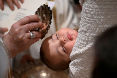 عکسهای جالب,عکسهای جذاب,غسل تعمید یک نوزاد از سوی پاپ فرانسیس در کلیسای واتیکان