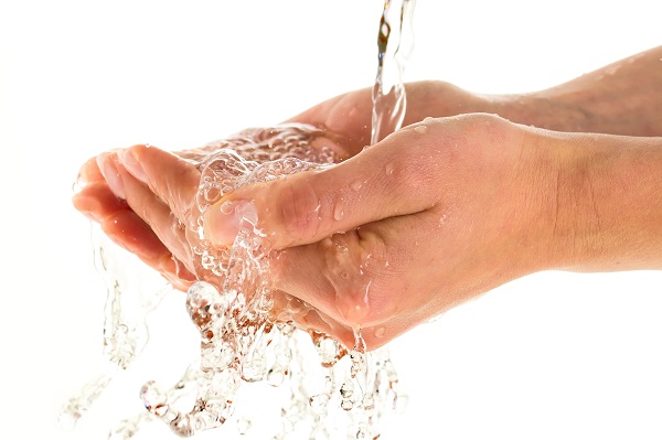 شستن صورت با آب گرم یا آب سرد