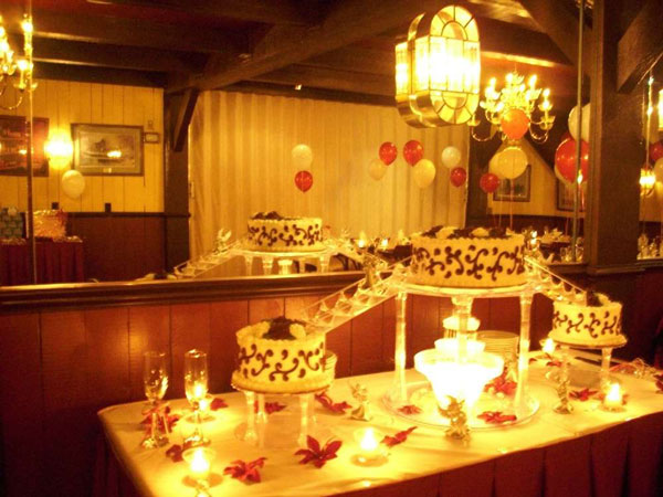 تزیین میز تولد با گل و شمع 