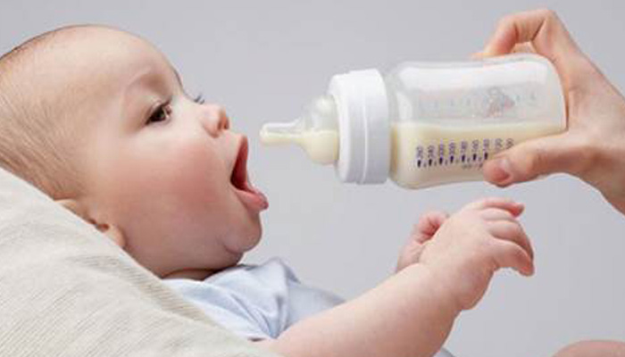 بایدها و نبایدهای ترکیب شیر خشک با شیر مادر